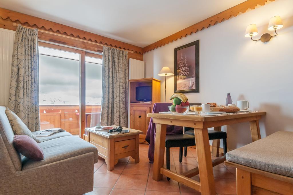 One-Bedroom Apartment Sleeping Alcove Balcony